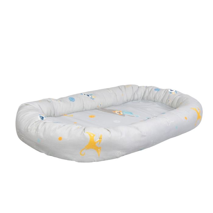 Babynest - Blød babynest 86 cm lang - Rum dinosaur kollektion til baby - Bomulds babyrede - Nordstrand Home babytilbehør